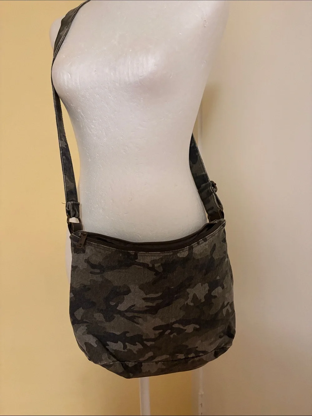 Men's Camouflage Canvas Messenger Bag - Gray Camo